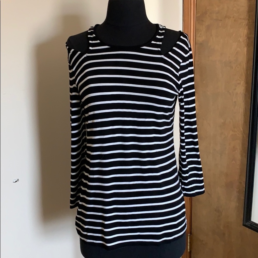 Cable & Gauge Cold Shoulder Top size medium